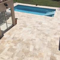 Pavés sur bord de piscine