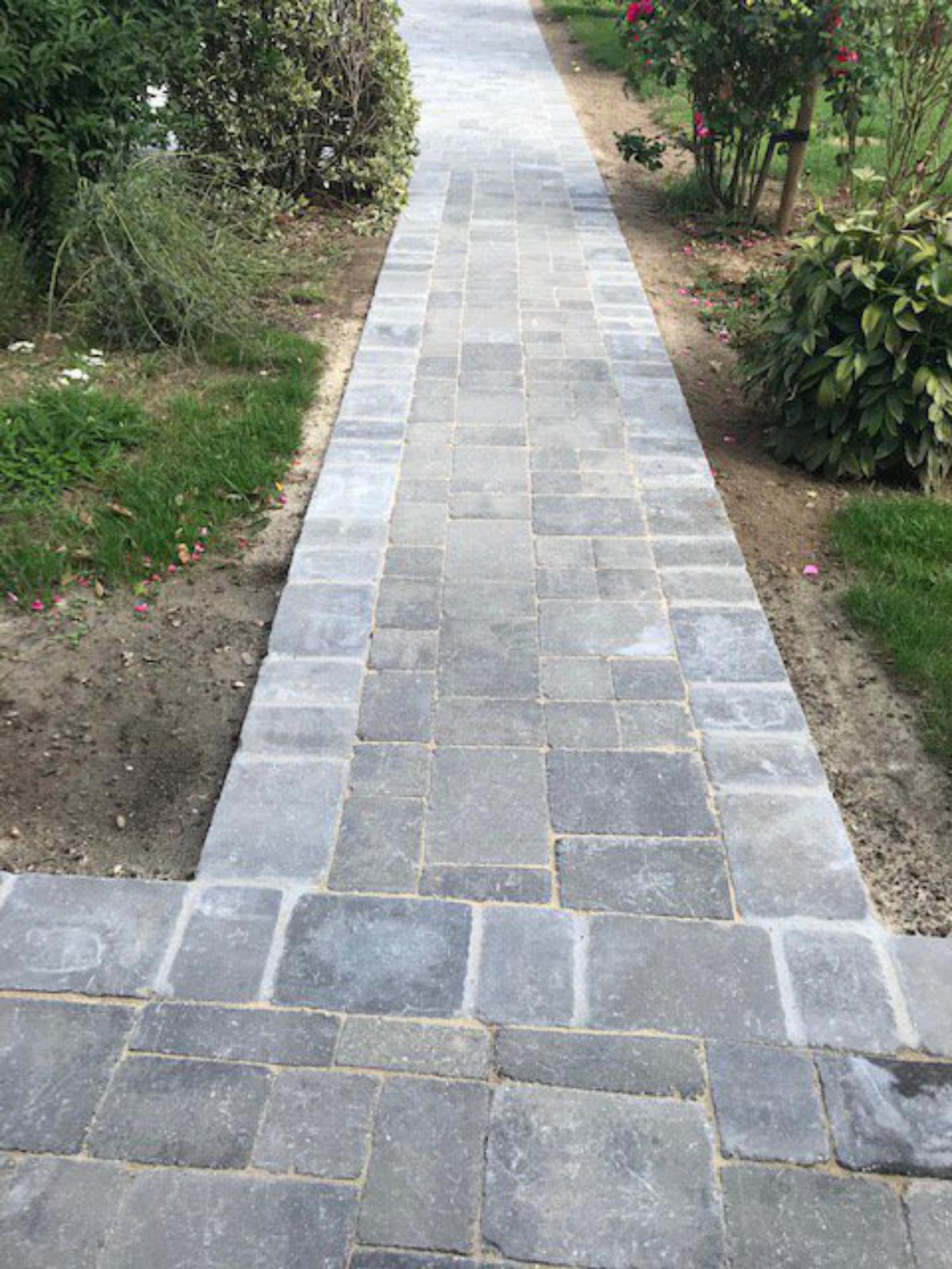 Allée de jardin en pavés